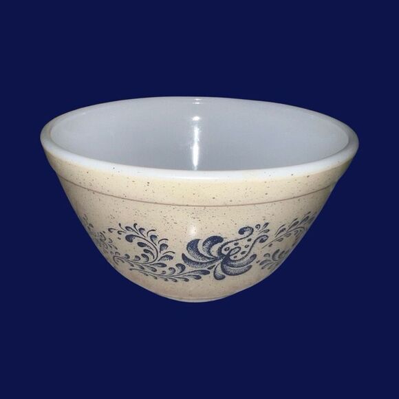 Vintage PYREX Homestead Cinderella 1.5PT Bowl